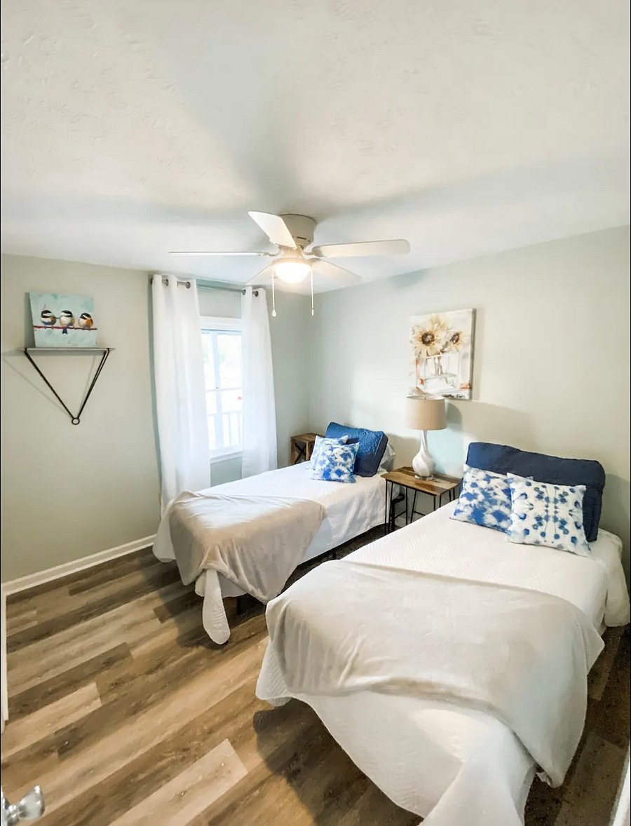 Bedroom 3 with 2 twin beds