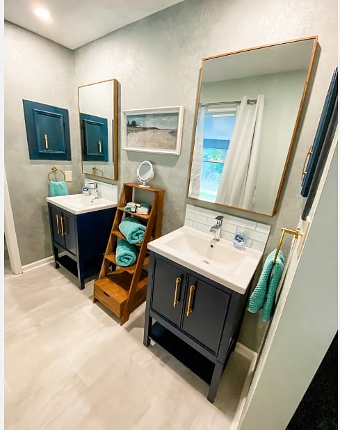 Master Bath with separate tub/shower wash room