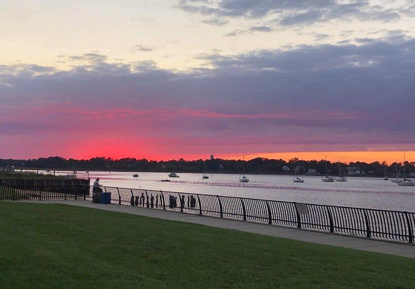 1 minute walk to beach with NYC skyline views