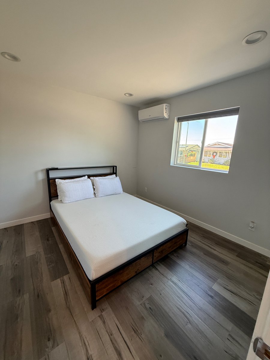 Bedroom / Queen Bed