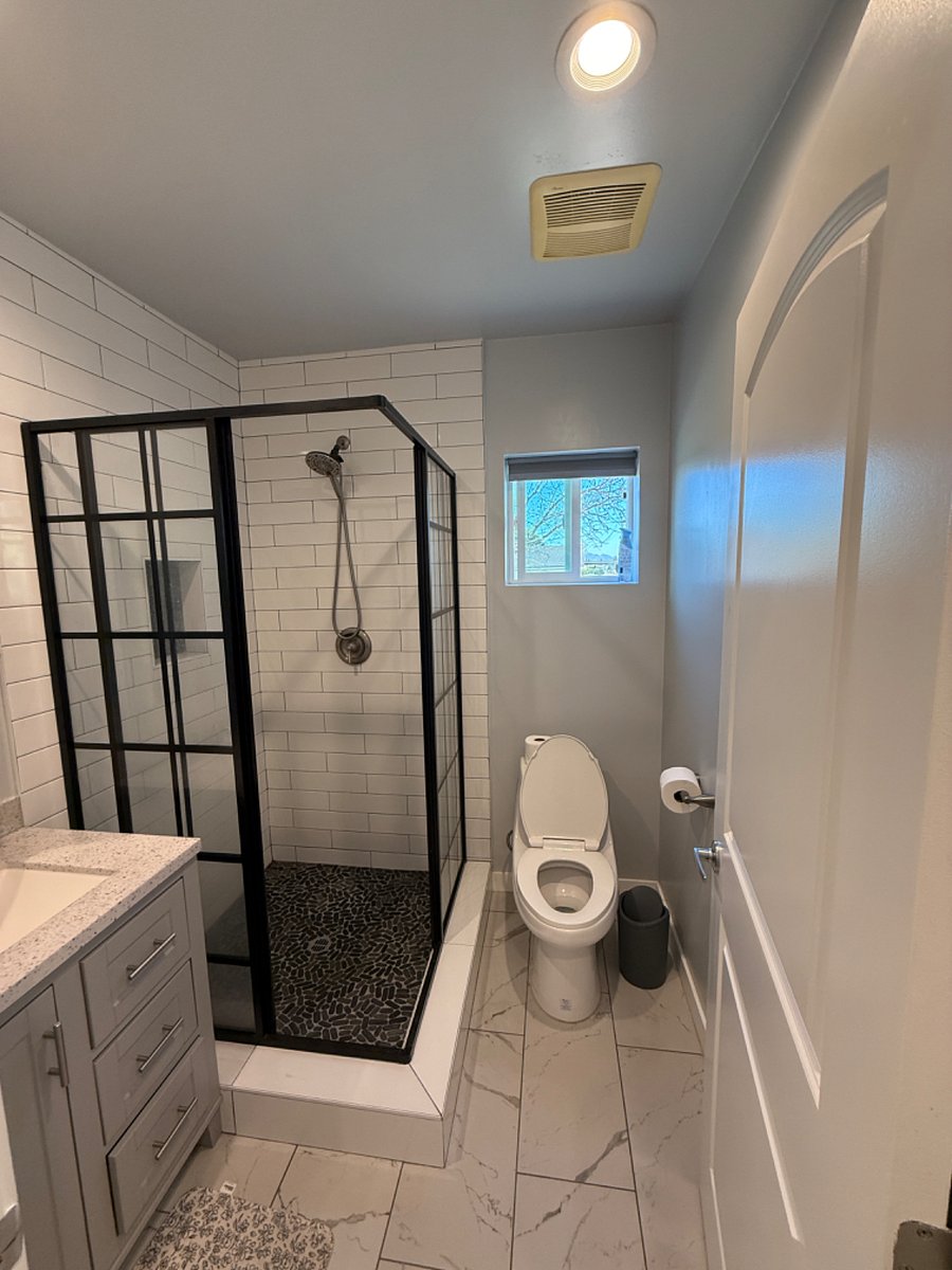 Bathroom / Shower / Toilet