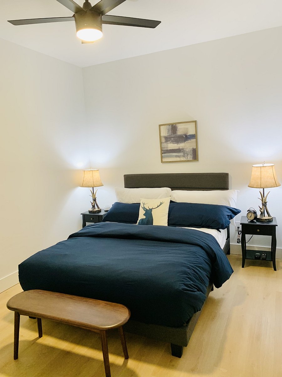 Bedroom 2 (Queen Bed)