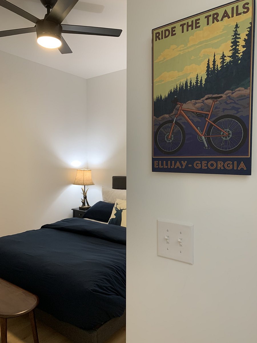 Bedroom 3 (Queen Bed)