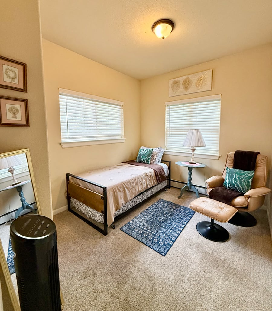 Twin bed(s) room on main floor