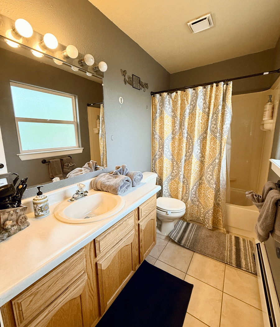 Master bedroom's bathroom