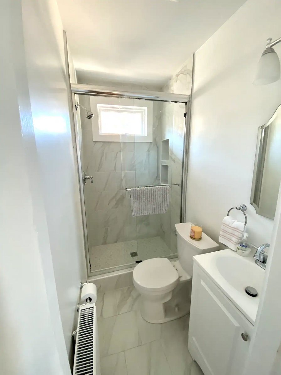 Upstairs hallway guest bathroom