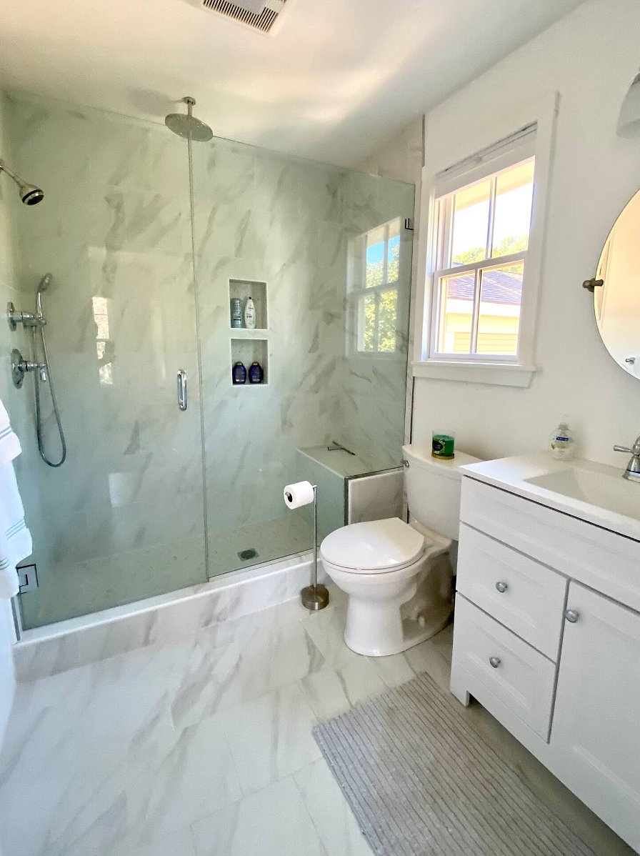 Upstairs primary ensuite bathroom
