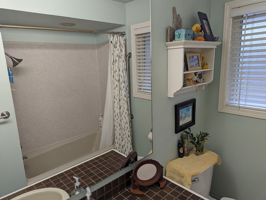 The full bath. You can decorate this the way you want. We only ask to share it when we have guests.