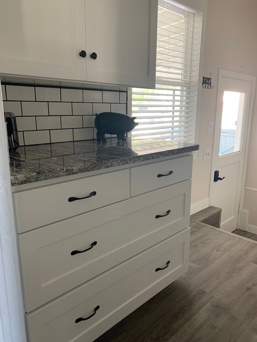 Kitchen countertop (granite), cabinets and drawers