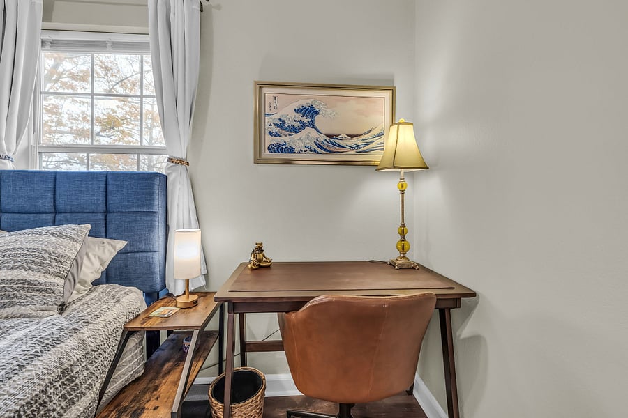 304 Queen Desk