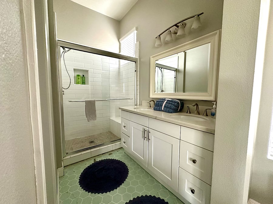 Primary Bath w/Walk-in Shower