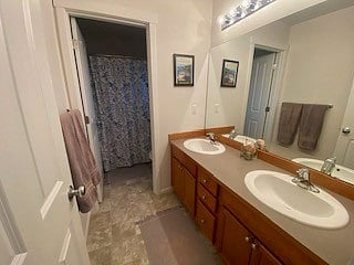 Secondary bathroom upstairs with double vanity, shower/toilet/tub