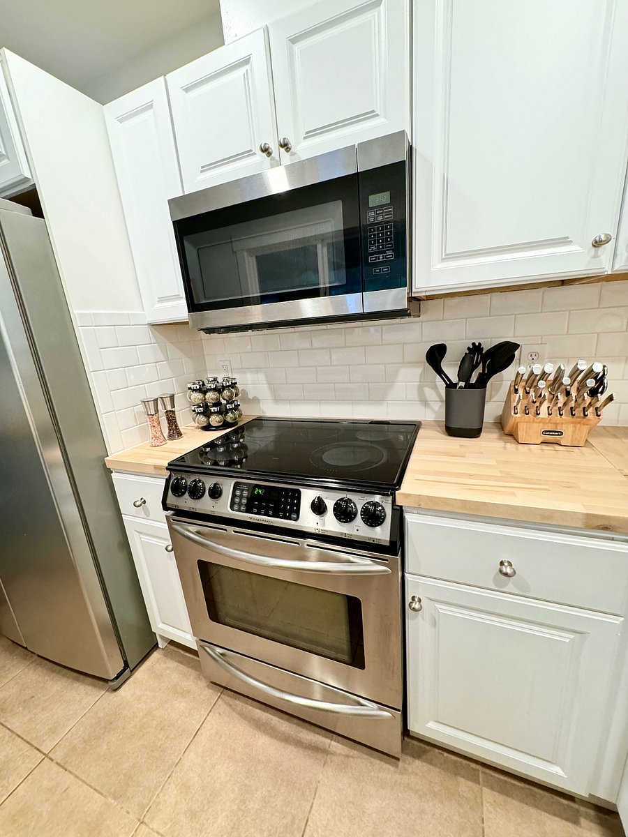 All modern appliances are full size