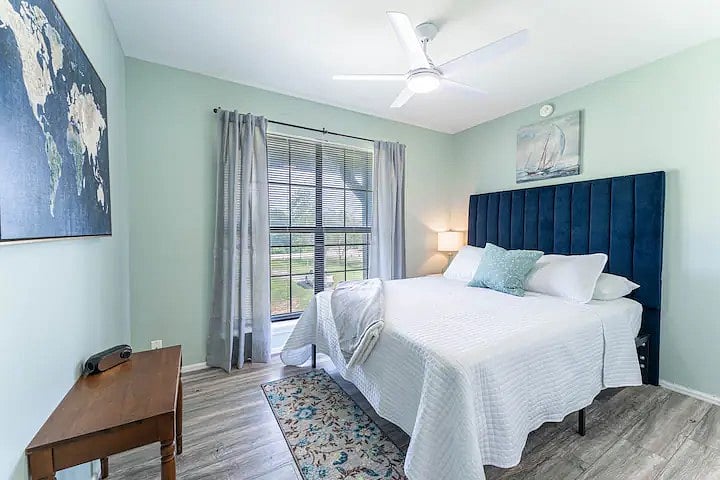 Bedroom 2: Queen bed