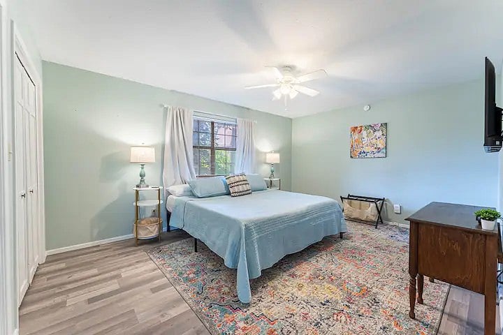 Bedroom 3: King bed
