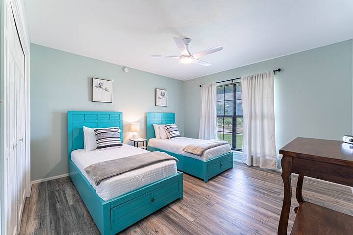 Bedroom 4: 2 single beds