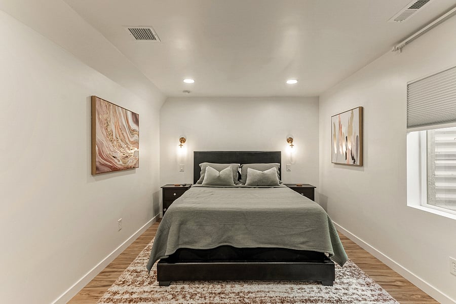 Gold Room - Memory foam queen mattress, 600 thread count sheets, blackout shades, walk-in closet, 55" Smart TV, and more!