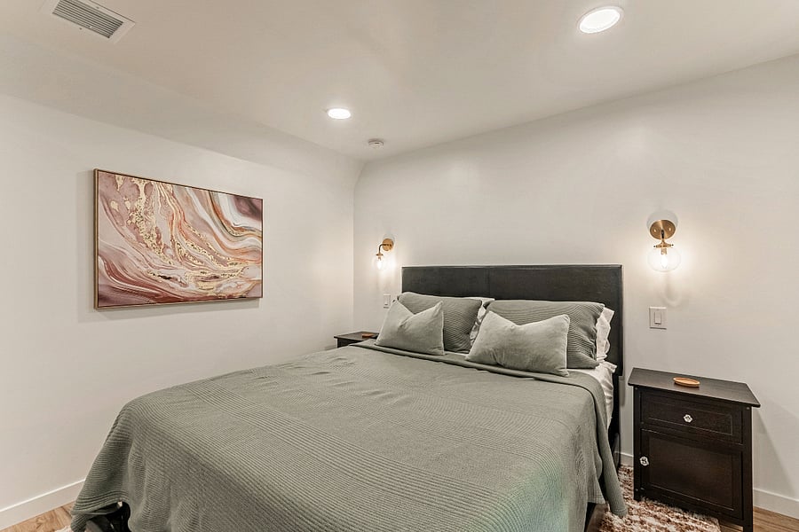 Gold Room - Comfy linen and quilt set for a restful sleep. 