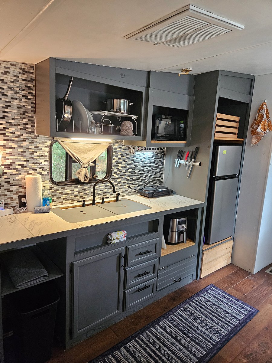 Tiny but mighty kitchen! Mid-size frig, microwave, two burners, ,air-fryer, coffee maker, rice/veg steamer.