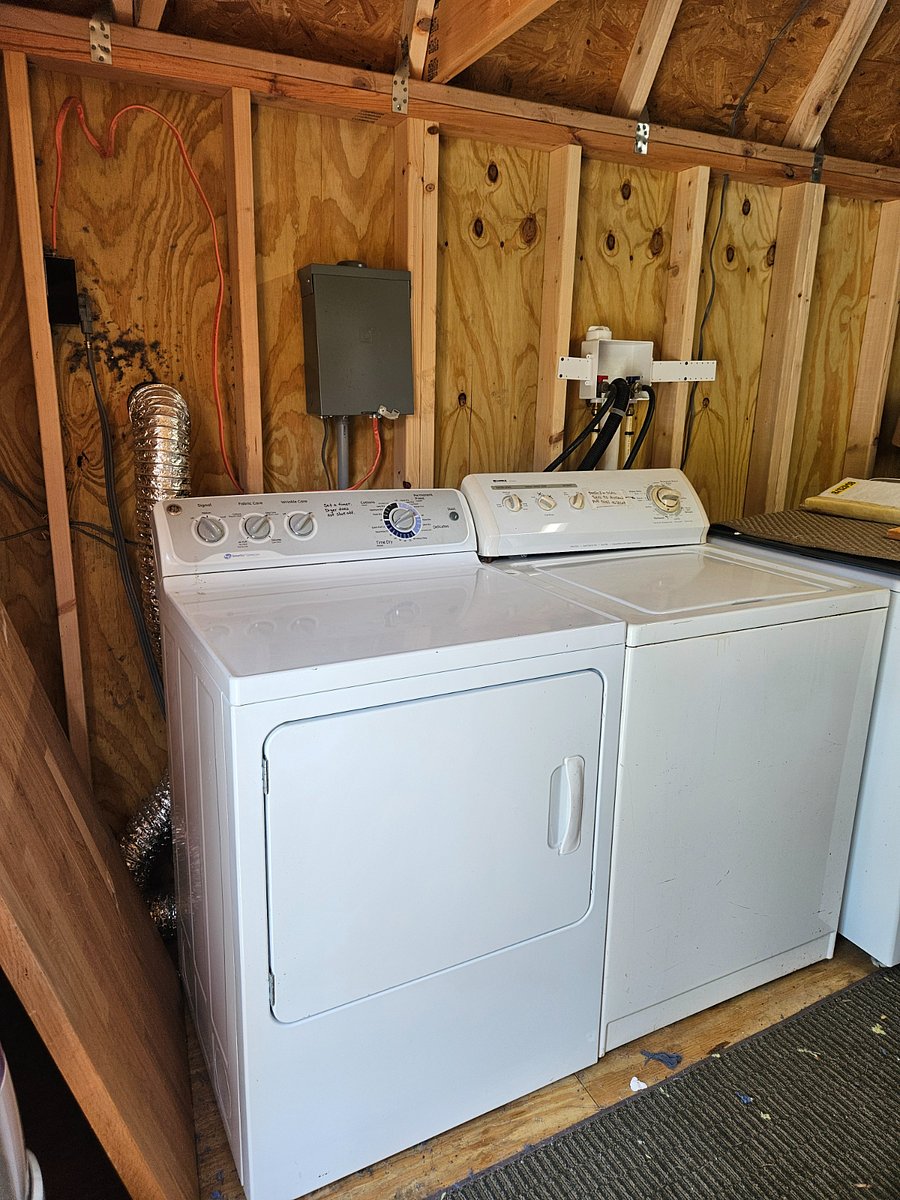 Community shed has the washer & dryer. The shed is 15 steps from the Retro Modern RV site.
Tenant to bring personal supplies.