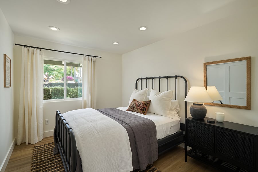 Guest bedroom with queen size bed.