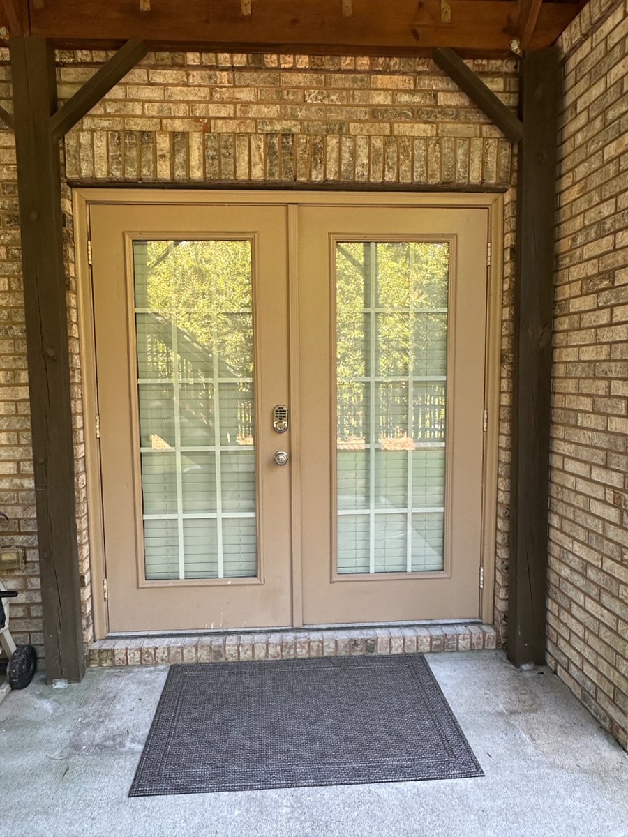 Entrance with video doorbell