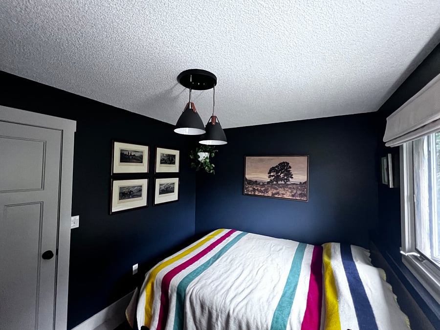 Guest room with queen bed
