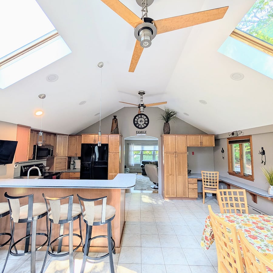 Kitchen & Dining