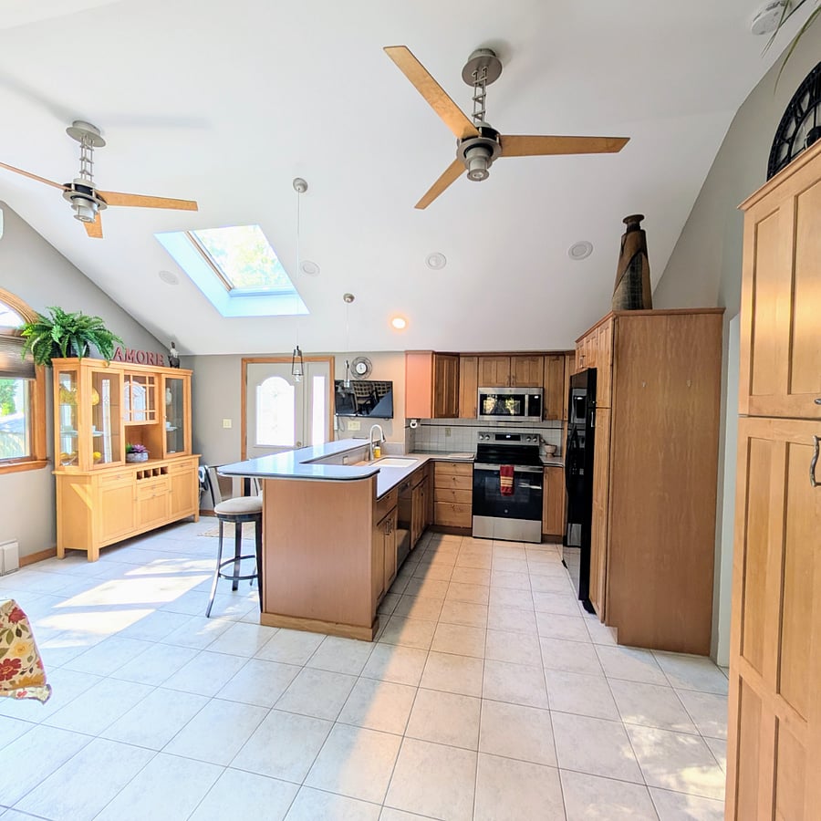 Kitchen & Dining