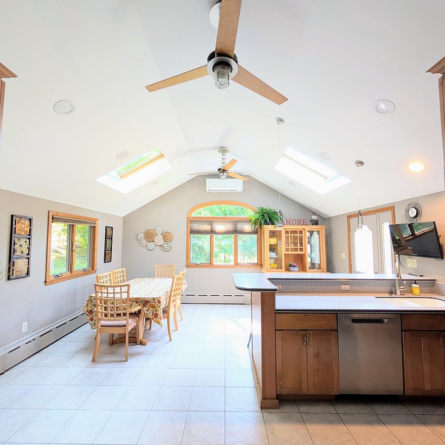 Kitchen & Dining
