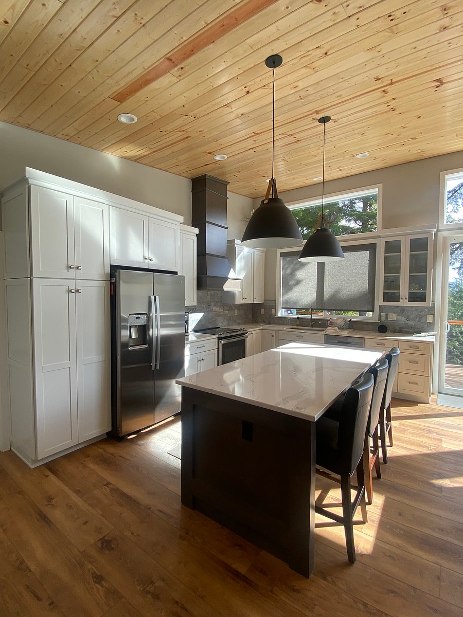 Kitchen and eat on bar