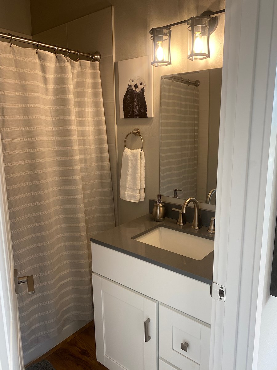 Guest Bathroom - tub and shower