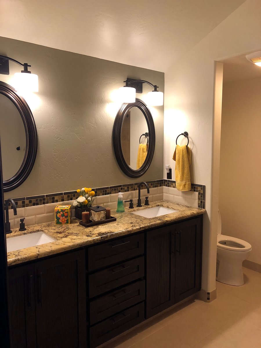 Bathroom with 2 sinks, and shower/tub
