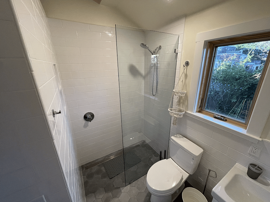 Bathroom facing shower, detachable and adjustable shower head.
