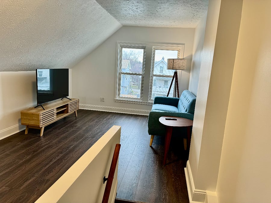 3rd Floor 2nd Master w/Lounge