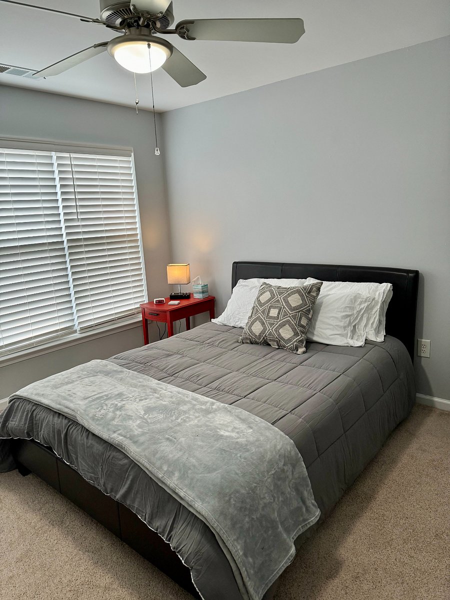Downstairs Bedroom (Queen)