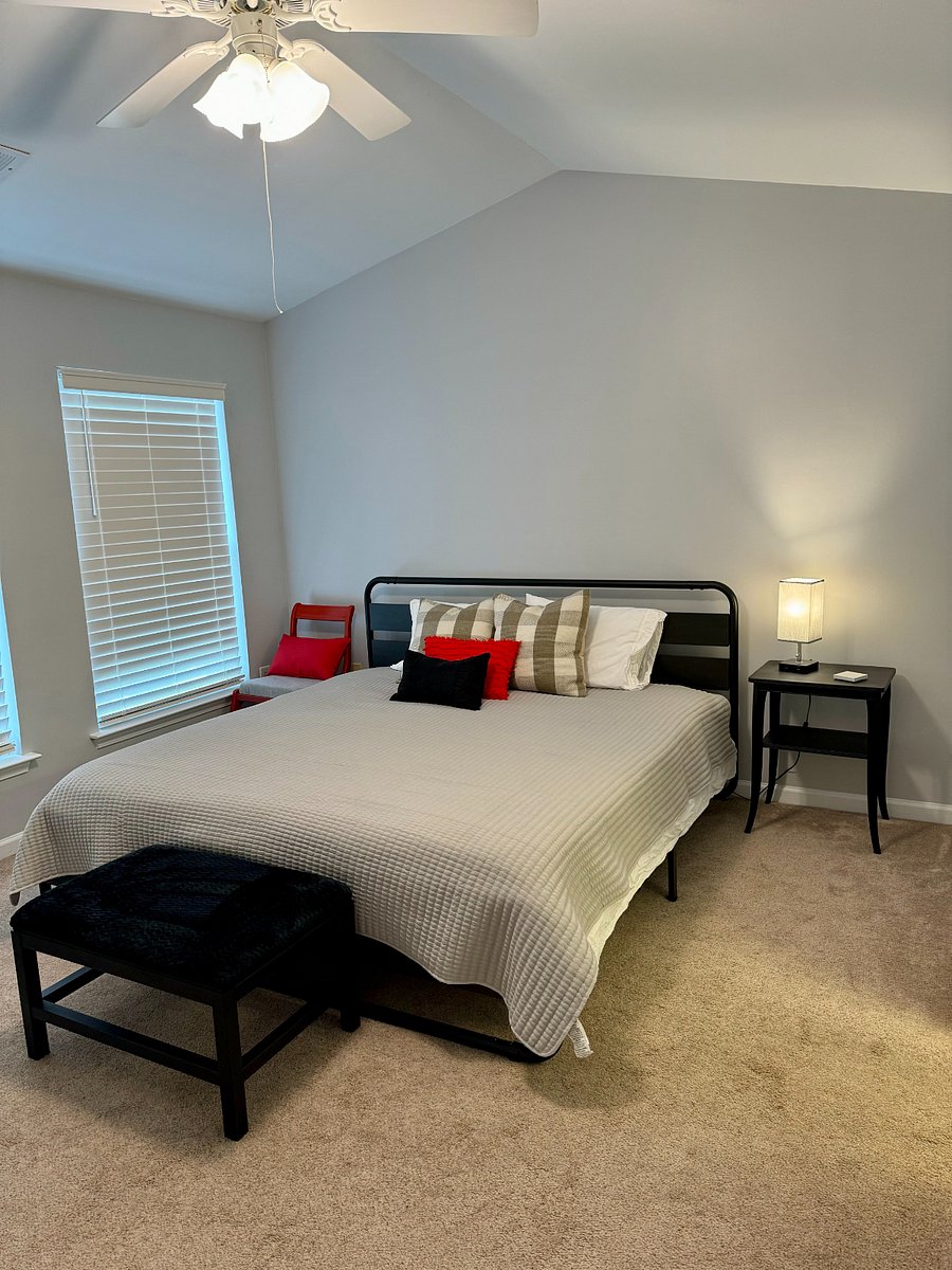 Upstairs Bedroom (King)