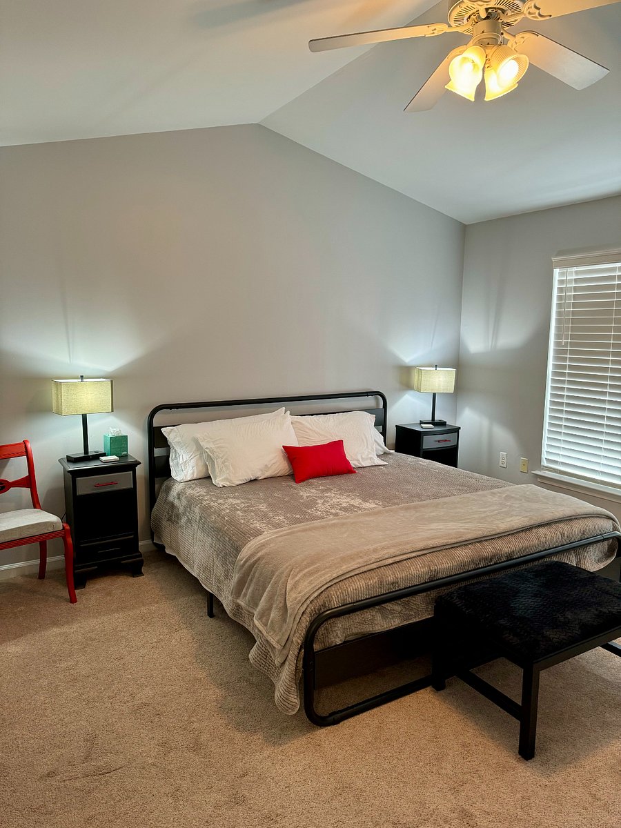 Upstairs Bedroom (King)