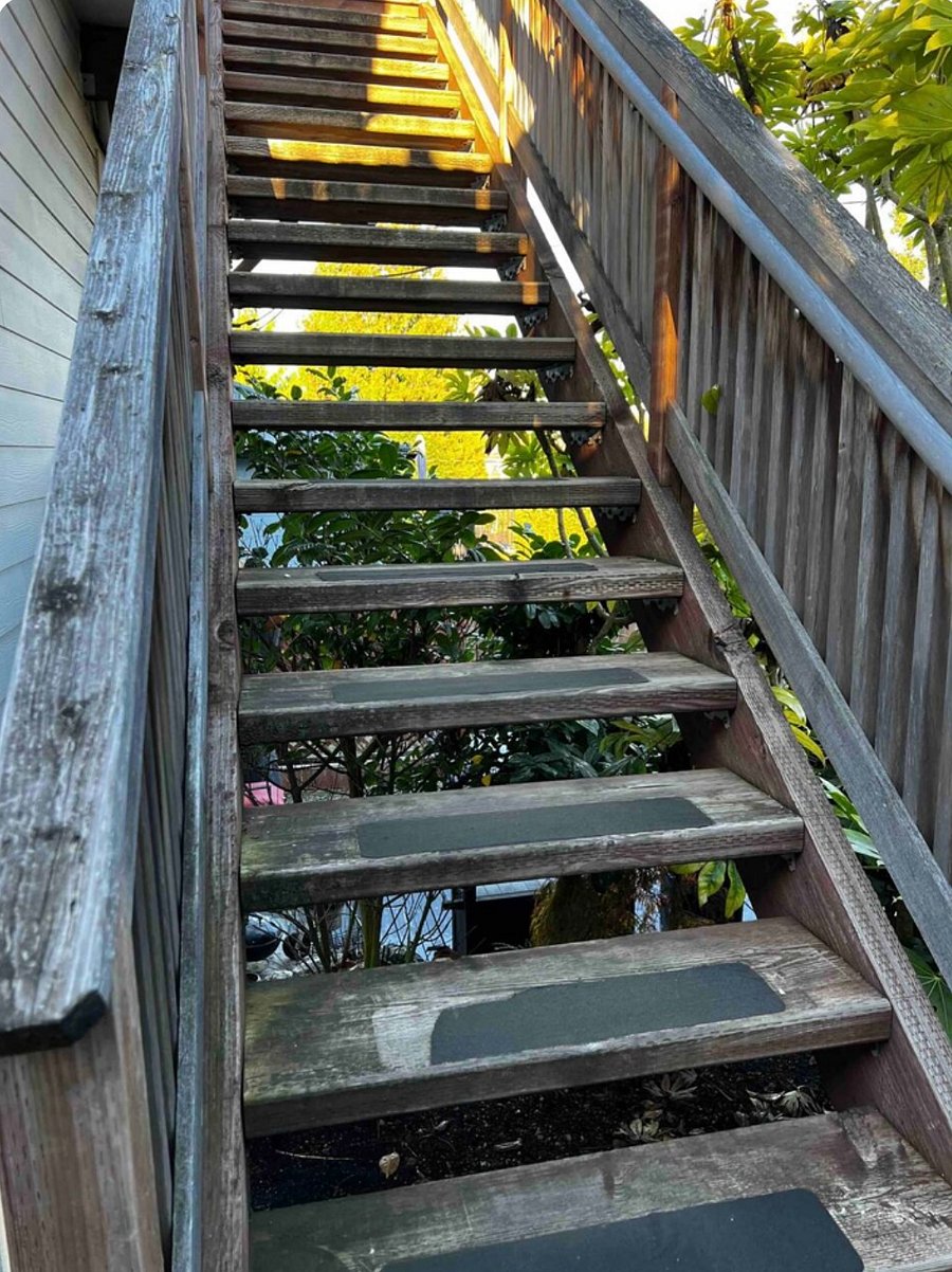 18 stairs to the unit.