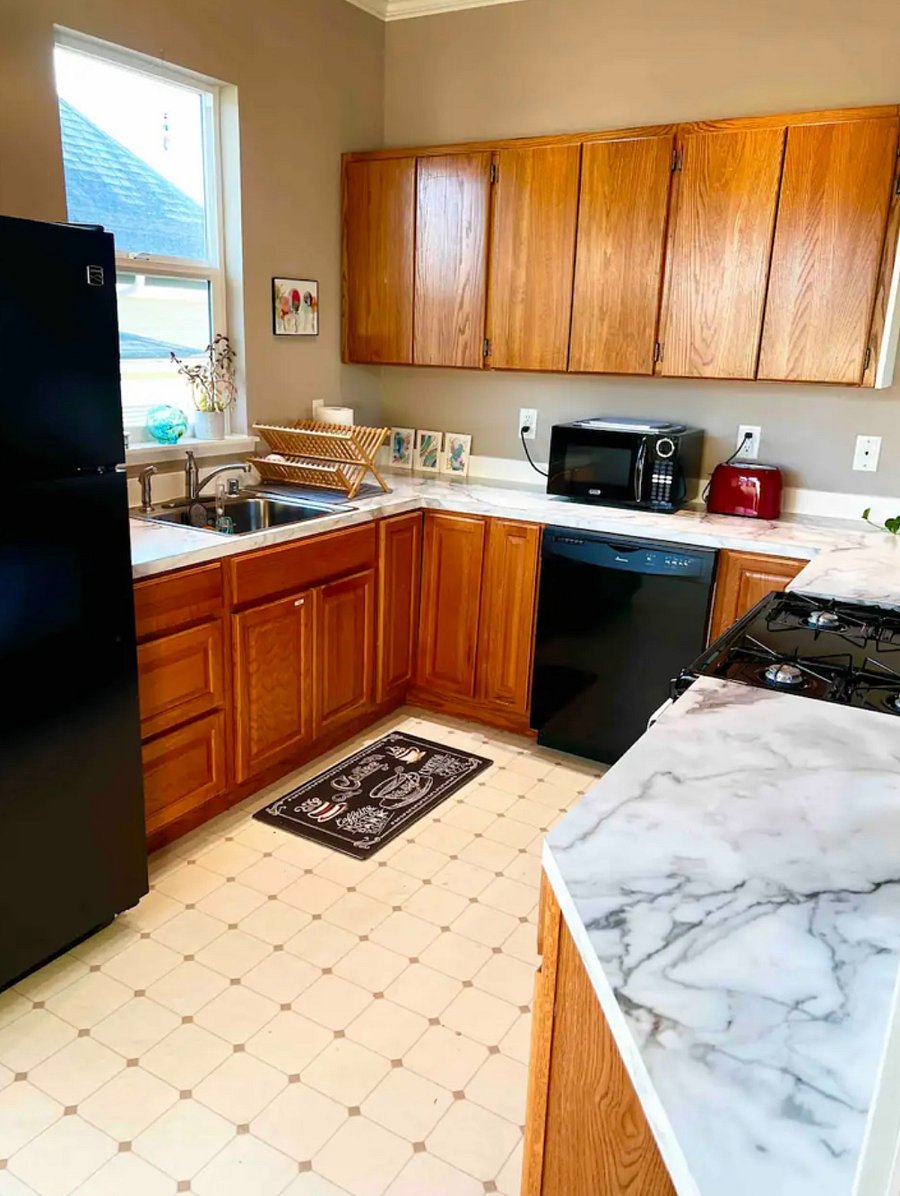 Full kitchen, with gas stove/oven, microwave, dishwasher, French press, Keurig, toaster, and all other kitchen amenities.