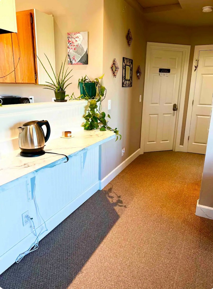 Bar/counter, hallway to the bedrooms.