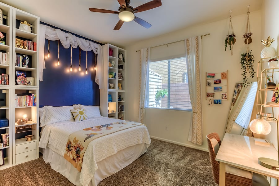 Comfortable queen sized bed with Tucson-friendly, breathable cotton linens