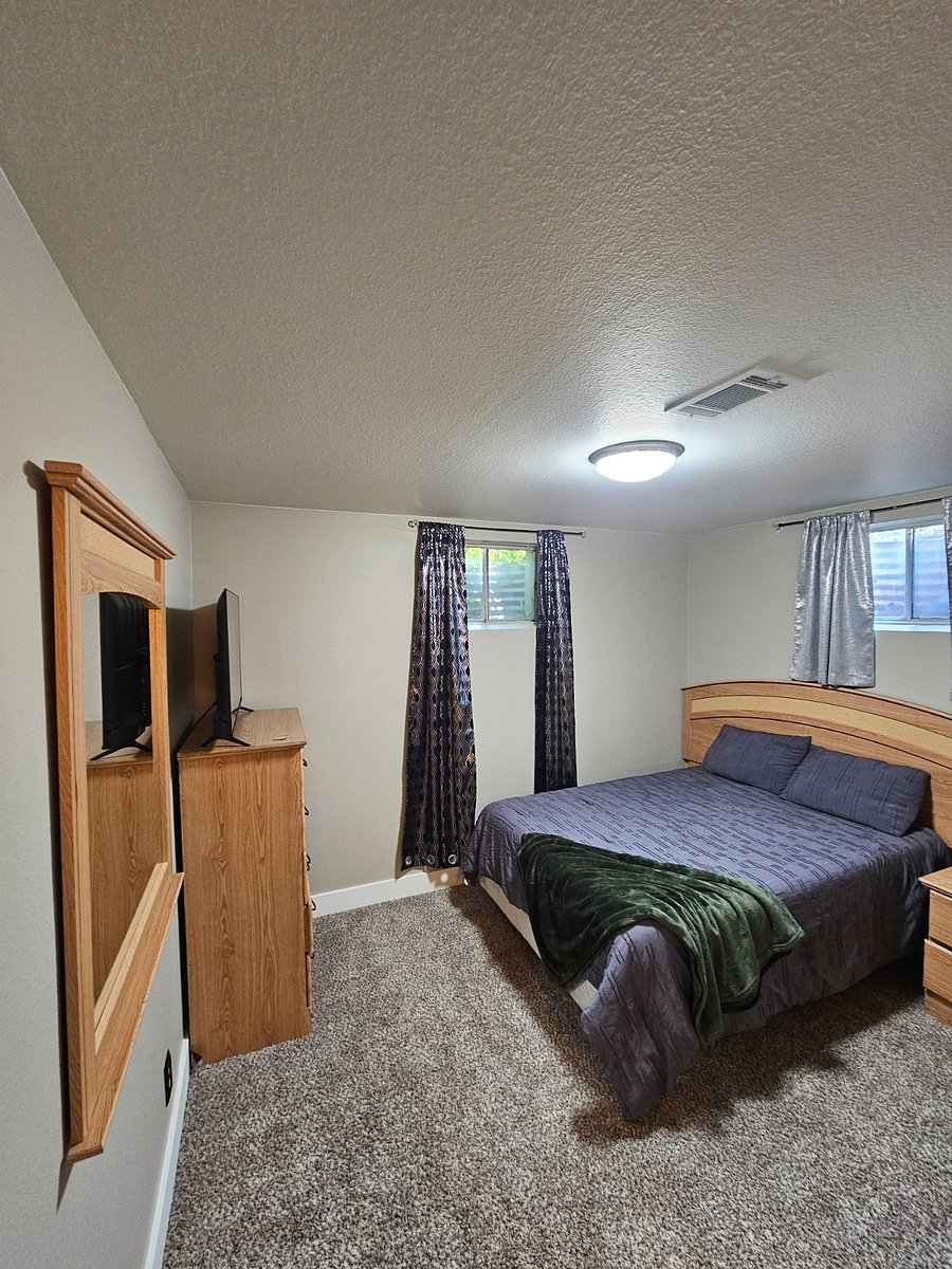 Bedroom 2
Full bed
Roku TV