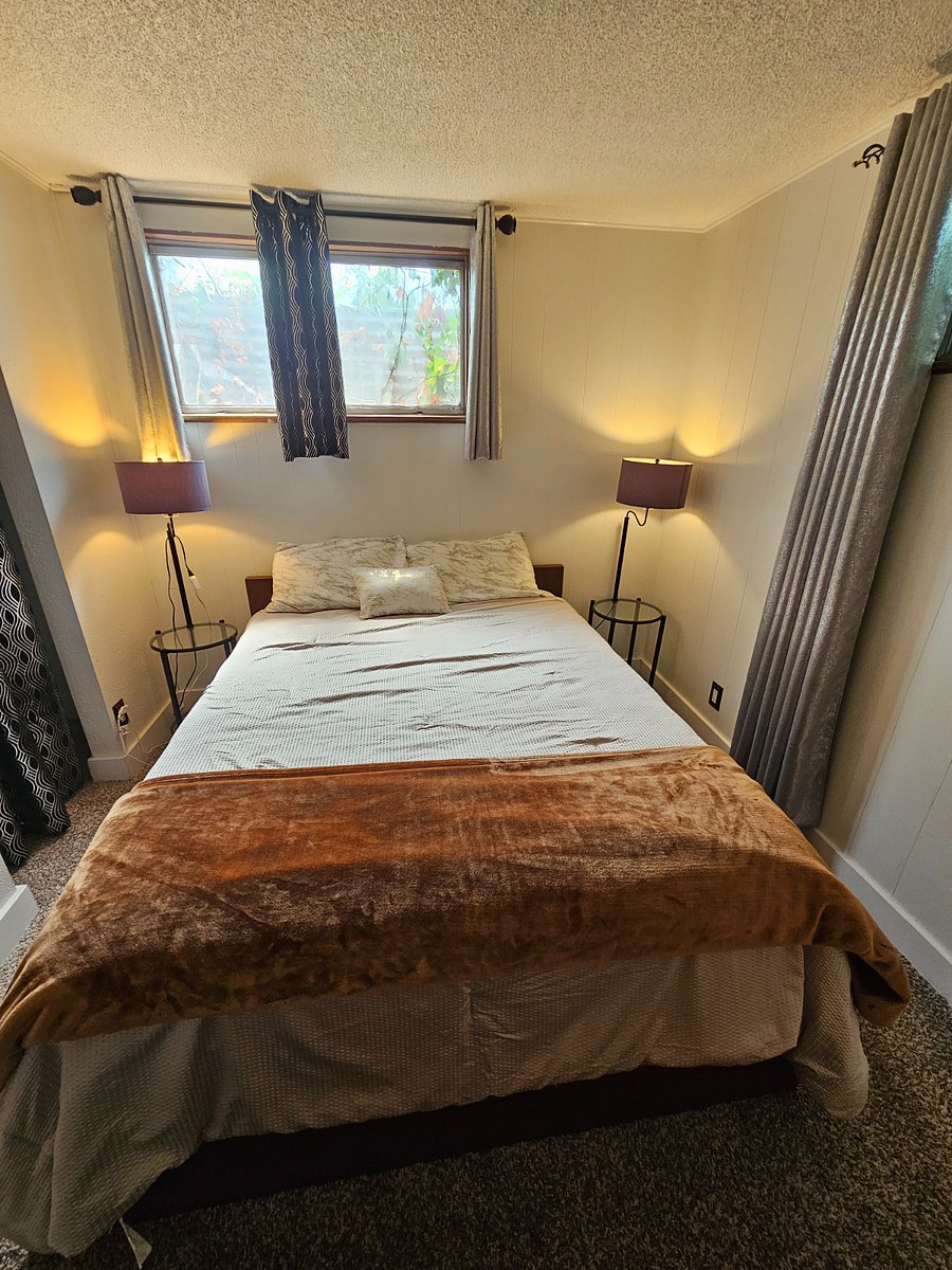 Bedroom 1
Queen bed