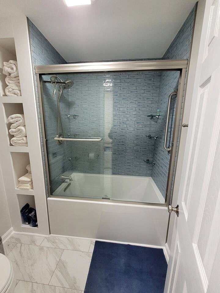 Downstairs shower / bathtub combo
