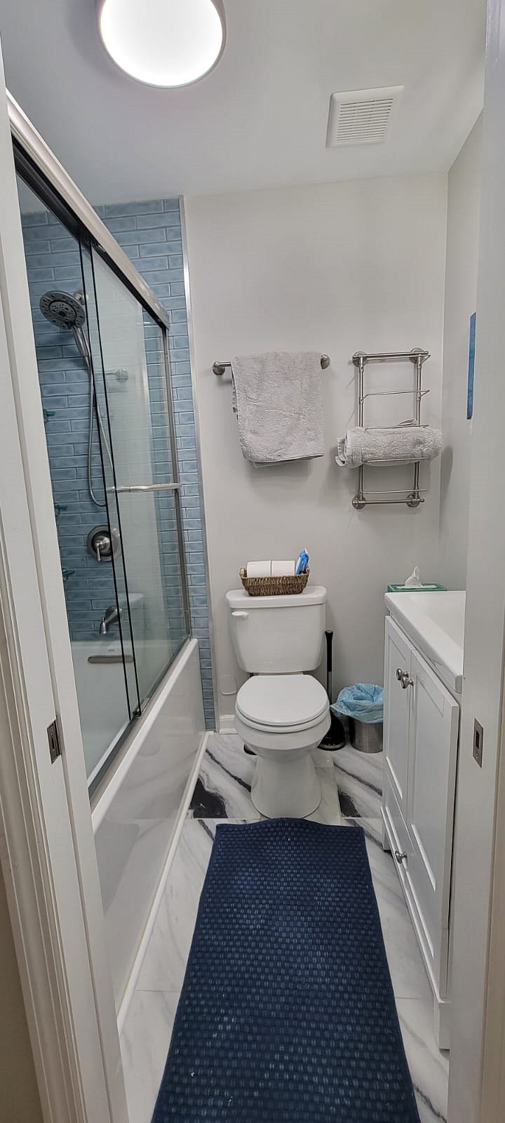 Hallway full bathroom with shower / tub combo