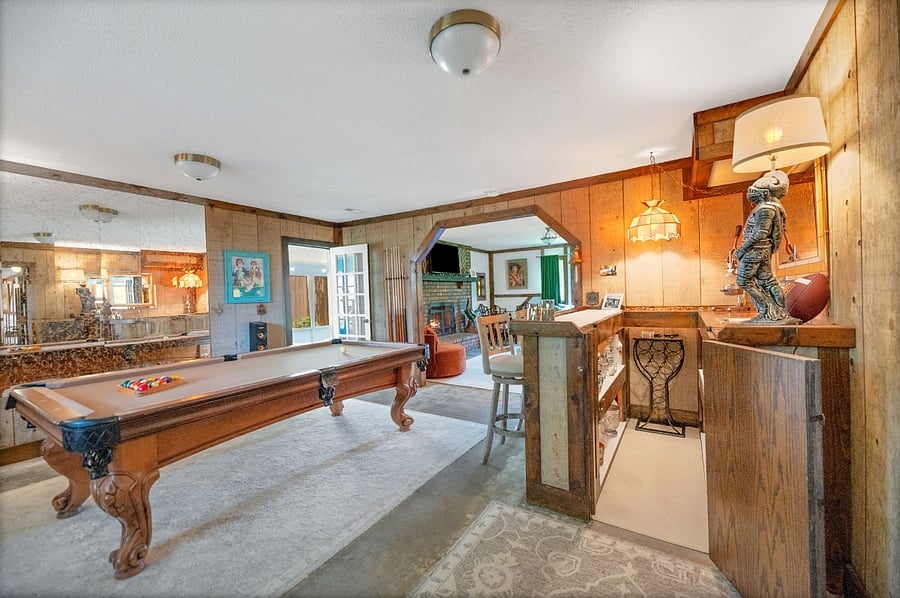 Spacious Game Room with Built-in-Bar and Pool Table