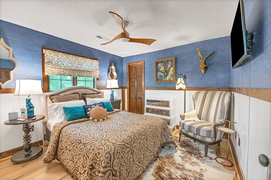 Transition Bedroom for guests who may need to check in prior to another guest checking out