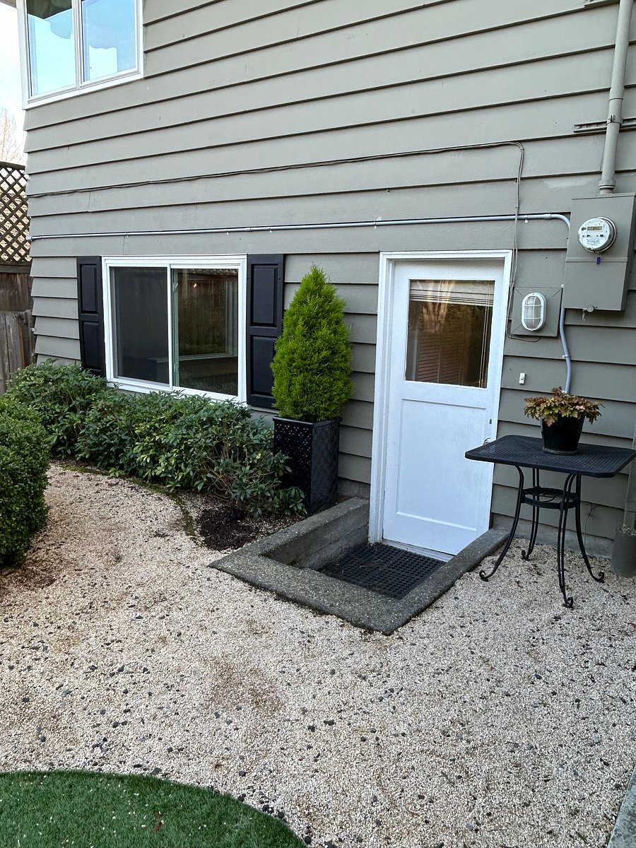 Secure entry door with keypad lock