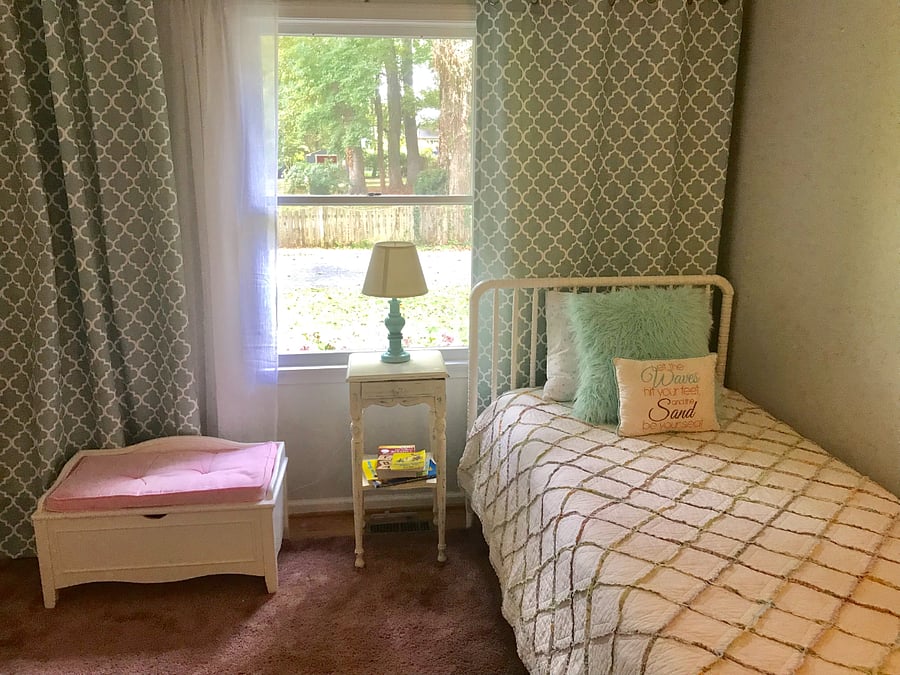 Single Bedroom - super cute, blackout curtains, soft rug, comfortable bed and bedding. 